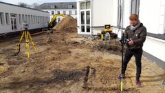 Til udgravningen i Ribe bruger arkæologerne totalstationen Trimble SX10, der med sin indbyggede laserscanner kombinerer landmåling, billedbehandling og 3D-scanning. Foto: PR.