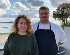 Camilla Adelsted og hendes forretningspartner og medforpagter Christian Blumensaat Nikolajsen, der er kroens køkkenchef. Foto: Gershøj Kro & Strandhotel