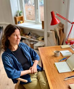 Marie Lytken blev vinderen af fotokonkurrencen #snedkermade i december. Præmien var en Y-stol fra Carl Hansen & Søn, som allerede har fået plads ved Maries skrivebord. Foto: Marie Lytken