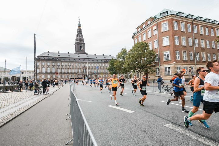 Søndag den 19. lægger København og Frederiksberg atter gader til et af verdens bedste når 20.000 løbere skal deltage i Copenhagen Half Marathon. Se hvordan det påvirker trafikken her.