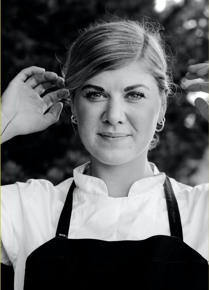 Emilie Qvist Kjærgaard bruger lokale råvarer i sæson på restaurant Medvind og deltager i år for første gang i den prestigefyldte konkurrence Årets Østerskok.