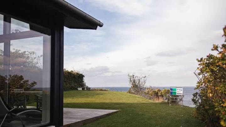 40.000 danskere bor i deres sommerhus, og 64 pct. af dem er seniorer i alderen 60-80 år. Foto: Nybolig.