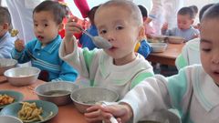 33.000 nordkoreanske børn modtager nu næringsrig kost fra Mission Øst. Her et billede af Mission Østs seneste uddeling i maj 2019. Foto: Kim Hartzner