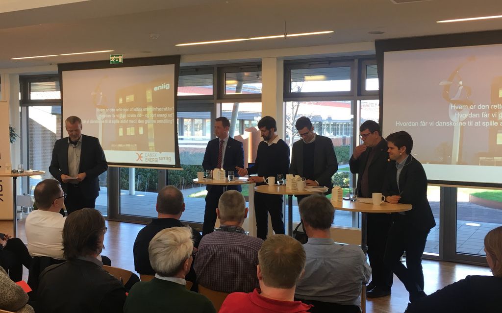 Martin Romvig, adm direktør i Eniig, Thomas Danielsen (V), Jens Joel (S), Alex Vanopslagh (LA), Søren Egge Rasmussen (E) og Andreas Steenberg (RV) til valgdebat hos Eniig
