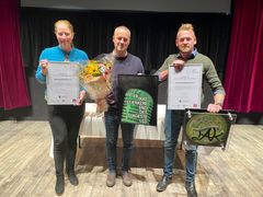 Vinderne af Social Pris Næstved 2022. Fra venstre: Mai-Britt Seehusen Raagaard og Michael Mannerup fra Hjælpemiddeldepotet og Mads Dybdal fra Dybdal Brolægning ApS.