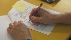På grund af den nuværende corona-situation skrev Ishøj Kommune og udbudsvinderne under på kontrakten hver for sig. Her skriver borgmester Ole Bjørstorp under.