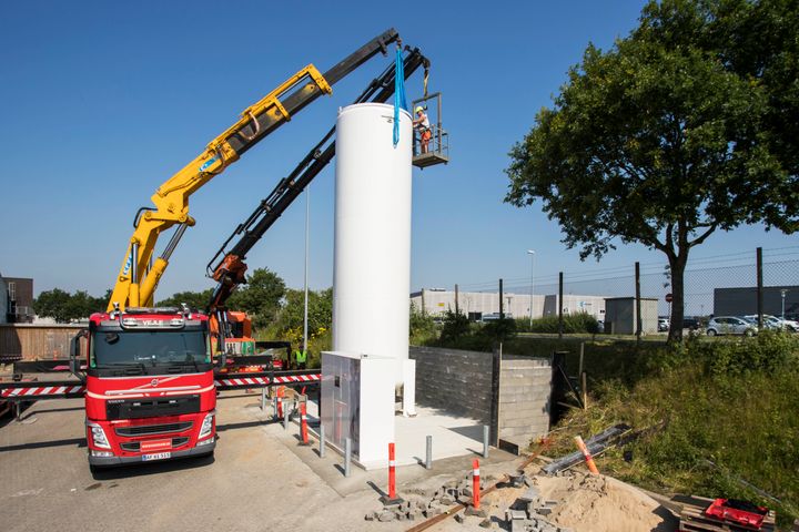 En 10 meter høj tank til CO2 under tryk blev i dag rejst ved REMA 1000s lager i Vejle. CO2 under højt tryk erstatter dieseldrevne kølegeneratorer på REMA 1000s lastbiler og forbedrer discountkædens klimaregnskab med 1.500 tons CO2 årligt.