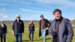 Kongerækken og Lejre Museum står bag populær podcast. Fra venstre: Isabella Fuglø, Tom Christensen, Julie Nielsen, Hans Erik Havsteen og Anders Olling. Foto: Karina Bude
