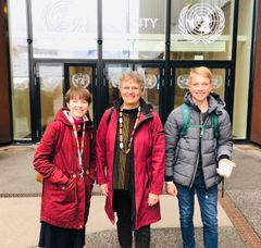 Gladsaxes borgmester Trine Græse sammen med Kaya og Kasper foran FNs indgang.
