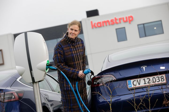 Medarbejdere og gæster hos Kamstrup kan nu benytte de nye ladestandere fra OK, når de parkerer hos Kamstrup. 
Fotograf: Ole Hartmann Schmidt