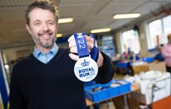 Kronprinsen med den nye Royal Run-medalje. Foto: Claus Fisker/Royal Run