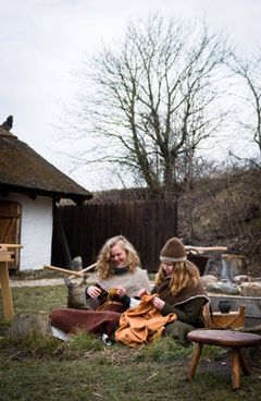To glade vikinger i vikingelandsbyen, Slagløse.