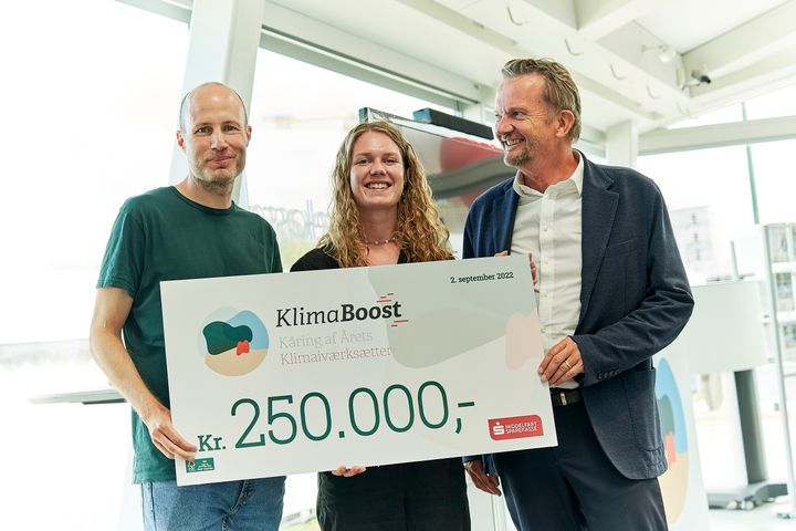 Anders Reimer og Emma Hostrup flankeret af sparekassedirektør Martin Baltser, der overrakte checken på 250.000 kr. til Textile Change.