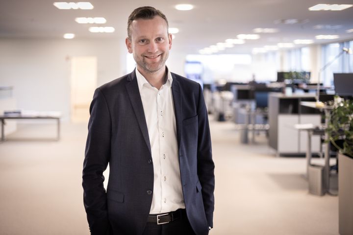 Mads Hay Pedersen er ny HR Director hos Danmarks største stål- og teknikgrossist Lemvigh-Müller. Han kommer fra Arla Foods, hvor han har haft forskellige ledende HR-roller de seneste 13 år.