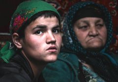 Pokiza fra Tadsjikistan blev mobbet ud af skolen, fordi hun ikke kunne tale, men får nu hjælp af Mission Østs advokat.