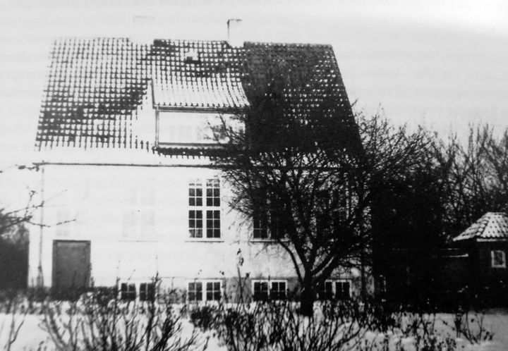 Ishøjs første folkebibliotek var placeret i lærerboligen ved Ishøj Skole i Ishøj Landsby. Billede af lærerboligen ca. 1920. Foto: Ishøj Lokalhistorisk Arkiv.