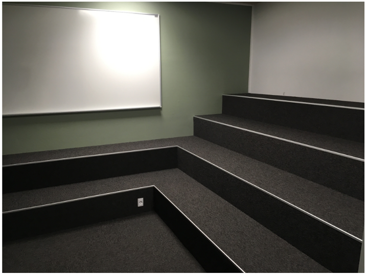 Formidlingsrum med whiteboard er til indskolingen og mellemtrinnet, mens rummene for udskolingen er byttet ud med procesrum, hvor de blandt andet kan skrive og tegne på væggene.