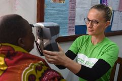 Chefoptiker Gitte Mose fra Thisted var i Arusha i Tanzania og foretage synsprøver og dele briller ud.