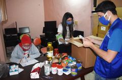 Her er hjælpearbejdere i fuld gang med at uddele mad til syriske flygtninge i den libanesiske by Batroun.
