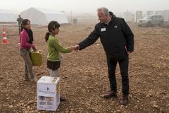 Kim Hartzner og Mission Øst uddeler varmeovne og brændstof til de fordrevne yezidier på Sinjar-bjerget. Foto: Peter Eilertsen.