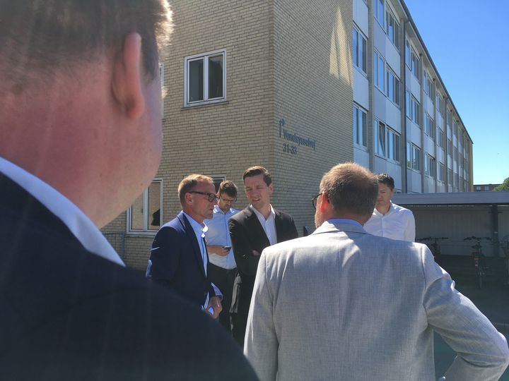 Boligområdet Lindholm er ikke længere på regeringens ghettoliste. Her er boligminister Kaare Dybvad Bek på besøg i Lindholm tidligere på året. Foto: Nina Raun Munk.