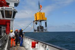 sedimentprøver hentes op fra dybhavsgrav i Stillehavet. credit Anni Glud/SDU.