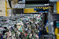 1,7 mia. flasker og dåser kom retur i 2020. Materialerne sorteres, presses i baller og sendes til genanvendelse.