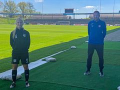 FC Bella-spiller Maria Hansen og træner i Gladsaxe Hero Boldklub Thomas ”Jønse” Jørgensen er taget på Gladsaxe Stadion for at teste de forskellige typer kunstgræs.