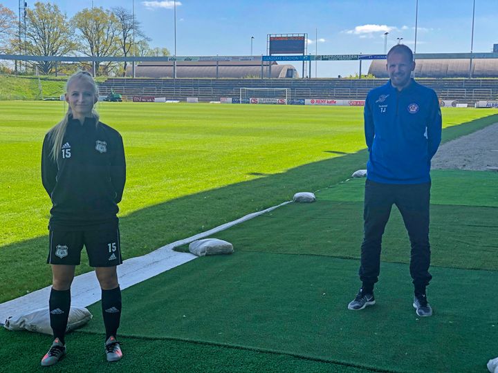 FC Bella-spiller Maria Hansen og træner i Gladsaxe Hero Boldklub Thomas ”Jønse” Jørgensen er taget på Gladsaxe Stadion for at teste de forskellige typer kunstgræs.