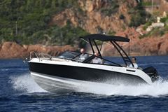 Nyhed 2019
Quicksilver 675 Bowrider med god plads til passagerer og sportslige udfoldelser på vandet.