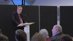 Ole Bjørstorp, Ishøjs borgmester, holder tale ved uddelingen af de to priser.