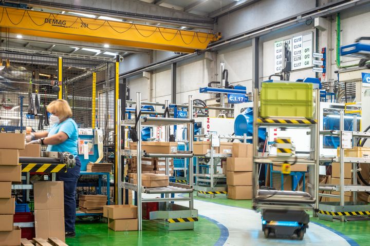 Førhen fyldte paller med materialer godt op omkring maskinerne på fabrikken i den franske TBI-koncerns fabrik i Vigo i Spanien. Takket være de to danske MiR-robotter er der nu blevet plads til at øge antallet af maskiner fra 9 til 16; En produktionsforøgelse på 66 pct.