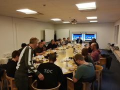 Underdirektør Jan Heltborg tager imod de nye elektrikerlærlinge i TDC Groups hovedkvarter på Teglholmen i København. Foro: TDC Group