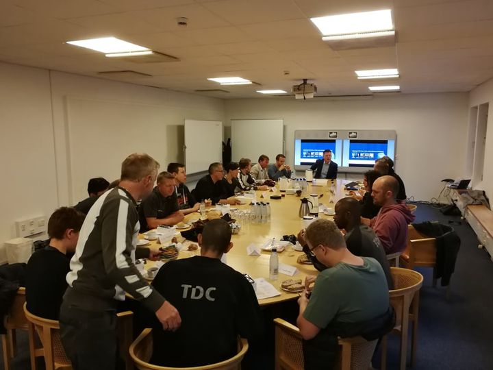 Underdirektør Jan Heltborg tager imod de nye elektrikerlærlinge i TDC Groups hovedkvarter på Teglholmen i København. Foro: TDC Group