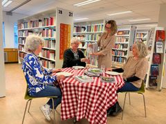 Vibeke, Rikke, Pia og June fra biblioteket glæder sig til at hygge om gæsterne den 27. april.

Foto: Bibliotek & Borgerservice