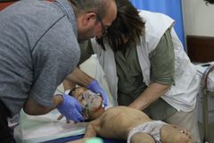 En såret dreng bliver behandlet af Læger uden Grænser i Mosul efter en bombeeksplosion, da kampene om byen rasede i juli. © Jacob Kuehn/Læger uden Grænser