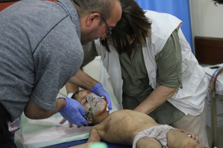 En såret dreng bliver behandlet af Læger uden Grænser i Mosul efter en bombeeksplosion, da kampene om byen rasede i juli. © Jacob Kuehn/Læger uden Grænser