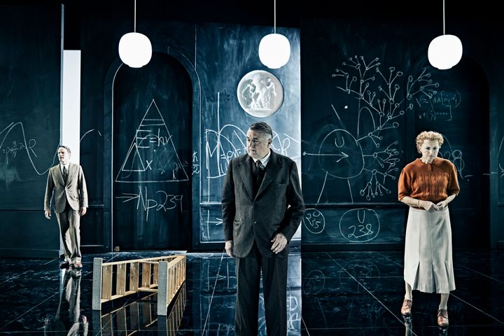 Mikkel Arndt som Werner Heisenberg, Jens Jørn Spottag som Niels Bohr og Karen-Lise Mynster som Margrethe Bohr. Foto: Emilia Therese