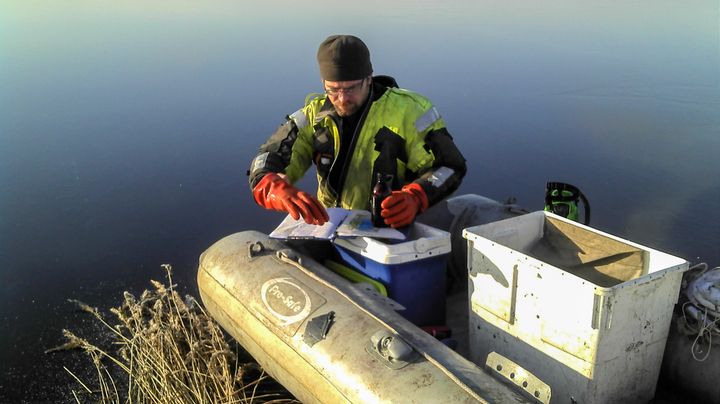 Biolog Stig Rostgaard fra Fiskeøkologisk Laboratorium på et vintertilsyn på Sjælsø. Fra 1. juli 2021 bliver Fiskeøkologisk Laboratorium en del af NIRAS.