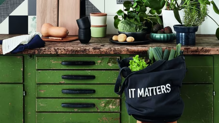 Foto: Pernille Greve/Magasinet ISABELLAS. Man kan sagtens bo både flot og bæredygtigt. Her er køkkenet indrettet med et smukt genbrugsmøbel med masser af charme og patina. Karklude og indkøbsnet er af økologisk bomuld, skærebrætter er af FSC-certific