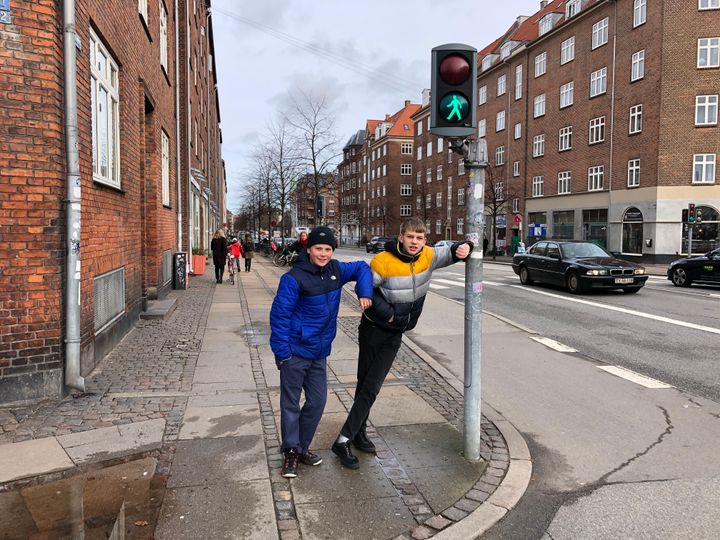 Elever fra 7.X på Vesterbro Ny Skole - Aksel og Pelle - observerer trafikken for at få inspiration til deres film, som skal få flere unge til at færdes sikkert i trafikken (foto: GF Fonden)