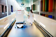 5 sygehusafsnit på Sjællands Universitetshospital i Køge får daglige førerløse leverancer fra hospitalets Sterilcentral.