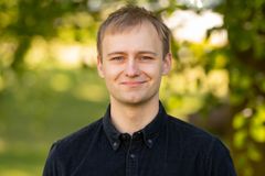 ”Så vidt vi ved, har vi udført verdens største undersøgelse af sammenhængen mellem cannabismisbrug (cannabis use disorder) og affektive lidelser,” siger ph.d.-studerende Oskar Hougaard Jefsen fra Institut for Klinisk Medicin på Aarhus Universitet. Han er førsteforfatter på studiet, der omfatter registerdata fra flere end seks millioner danskere. Foto: Simon Byrial Fischel