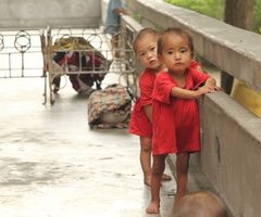 Sådan så børnehjemsbørn i Haeju, Nordkorea, ud i 2013 efter en omfattende fødevarekrise. "Hvis der ikke kommer regn over sommeren, står vi over for en ny katastrofe", siger Kim Hartzner. Foto: Mission Øst.