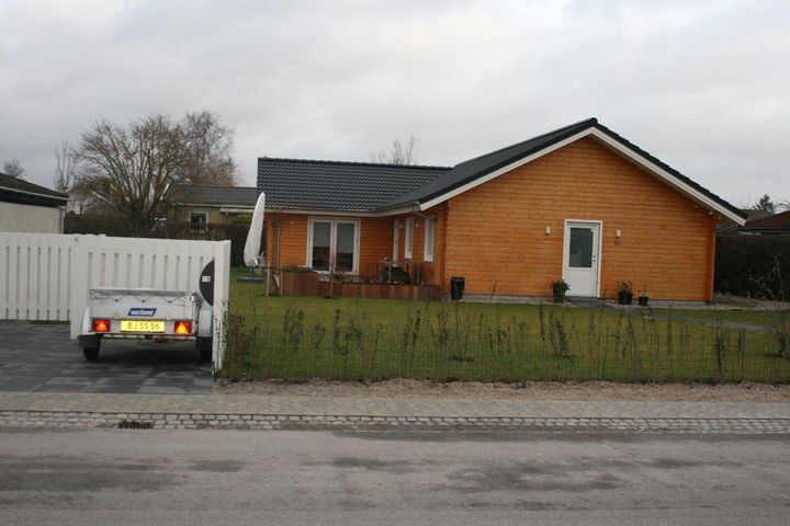 Huset på Rosenvangen 13 er åbent for interesserede søndag den 11. marts fra klokken 13-16. Huset er en familievenlig trævilla på 150 kvadratmeter. Foto: Scanwo.