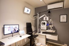 I forbindelse med synsprøver kan Søren Frid Optique fremadrettet udføre sundhedstjek, hvor der blandt andet screenes for grå og grøn stær. Foto: PR.