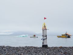 Til at måle forholdene i havet rundt omkring Grønland bygger og udsætter GIOS projektet er række lette og billige profilerende bøjer, der automatiske kører op og ned gennem havet og sender data via satellitter, når bøjen er i overfladen. Her afprøves en af bøjerne ud for Ella Ø i Østgrønland. Foto: Lucas Sandby.