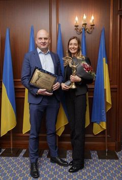 Den danske ingeniørvirksomhed BIIR har netop vundet prisen som Årets Samvittighedsfulde Skatteyder i Ukraine. Her ses bestyrelsesformand Thomas Sillesen (t.v.) og direktøren for BIIRs ukrainske afdeling, Dinara Akzhygitova, til prisoverrækkelsen i Ukraine.