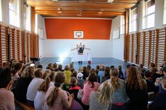 Det Flyvende Teater i aktion på skoler. Foto: Billund Kommune