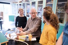 Michael Andersen fra Askov-Malt Skole modtager Novo Nordisk Fondens Natur- og Teknologilærerpris 2022 vest for Storebælt.